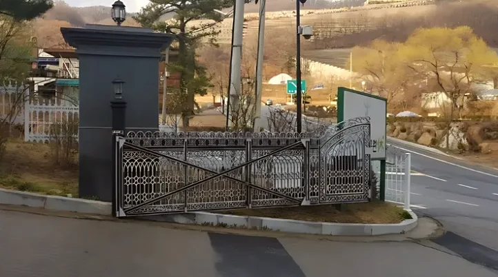 현장 출입문 용접 시공 사진 2