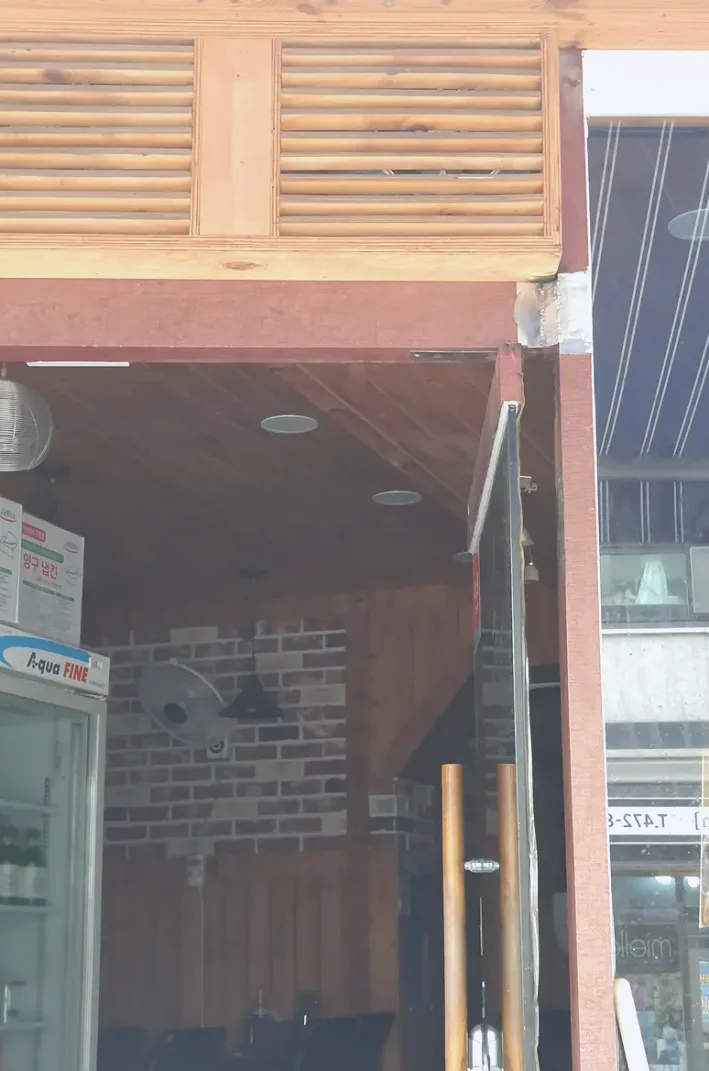 현장 출입문 용접 시공 사진 2