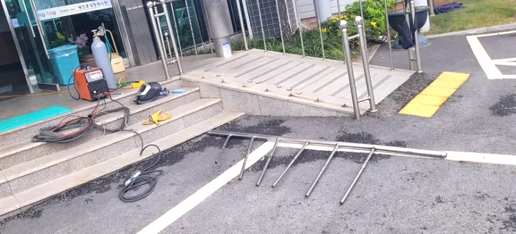 현장 장애인 난간용접 시공 사진 3