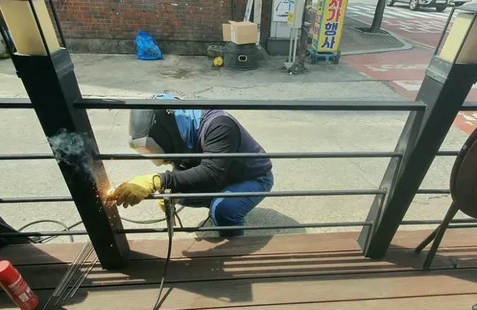 화성시 카페테라스 난간용접 시공 사진 3