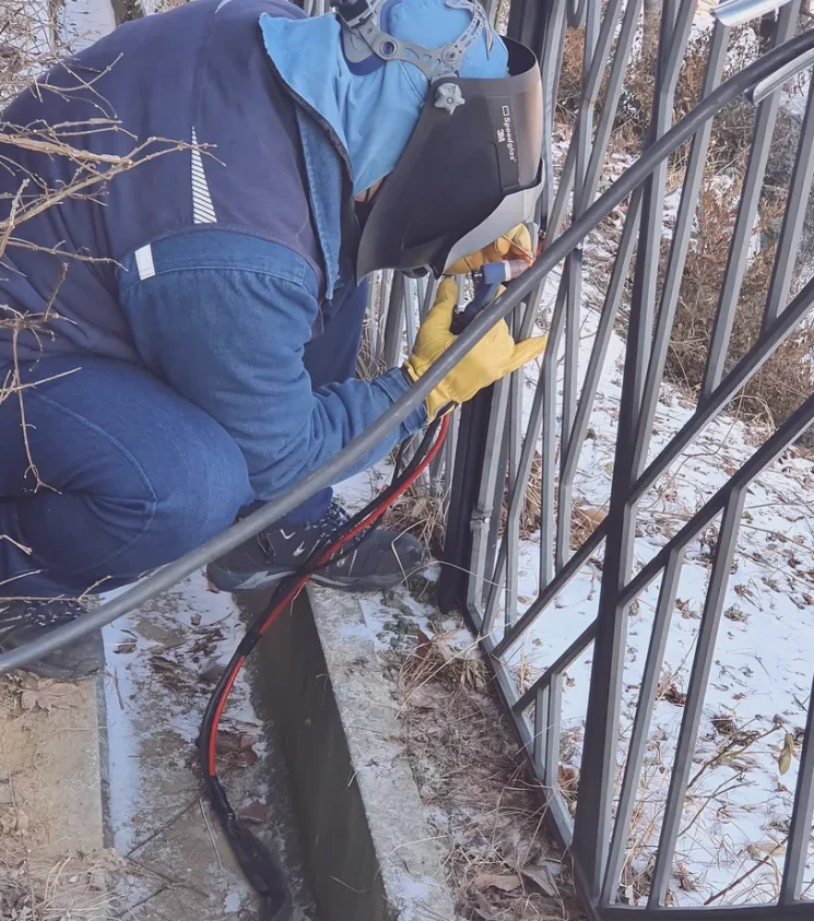 현장 주물휀스 난간용접 시공 사진 2