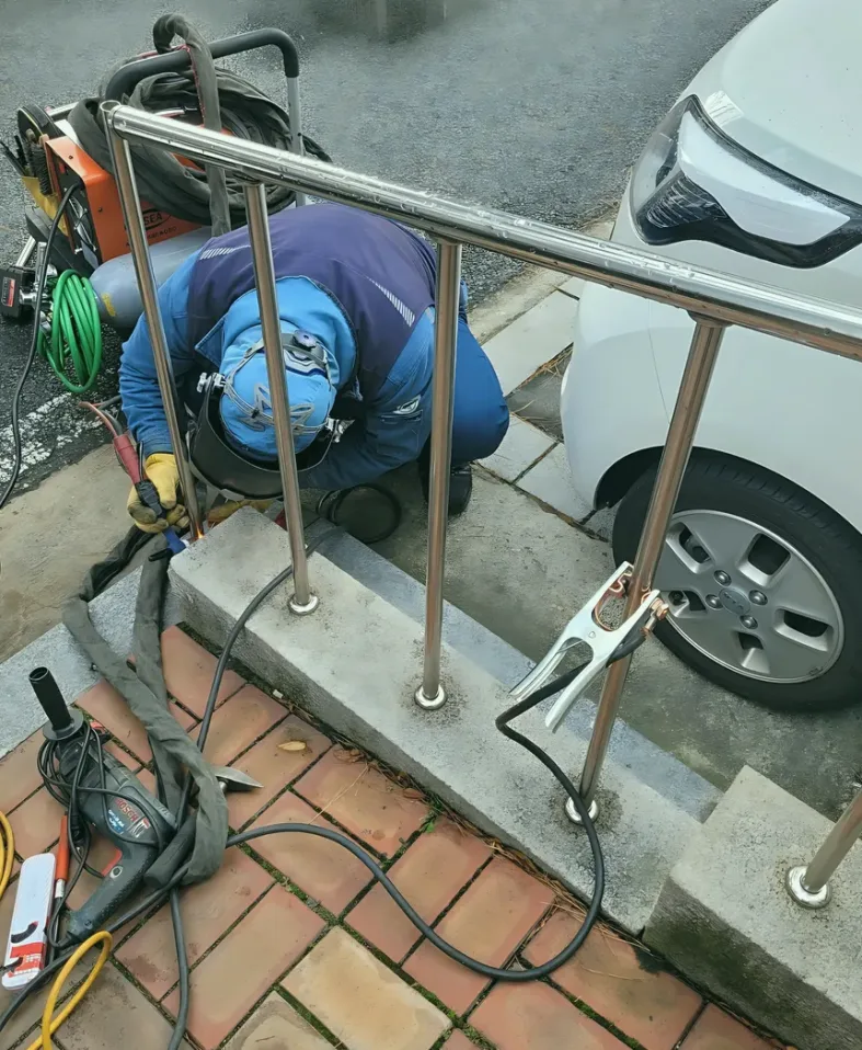 현장 주차장 난간용접 시공 사진 2