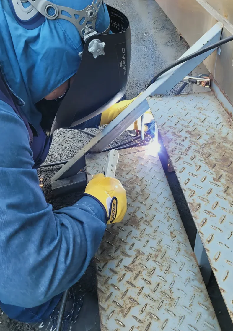 현장 구조물 바닥 계단 용접 시공 사진 3