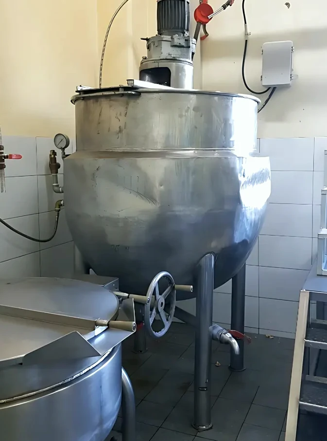 현장 원료 교반 탱크용접 시공 사례